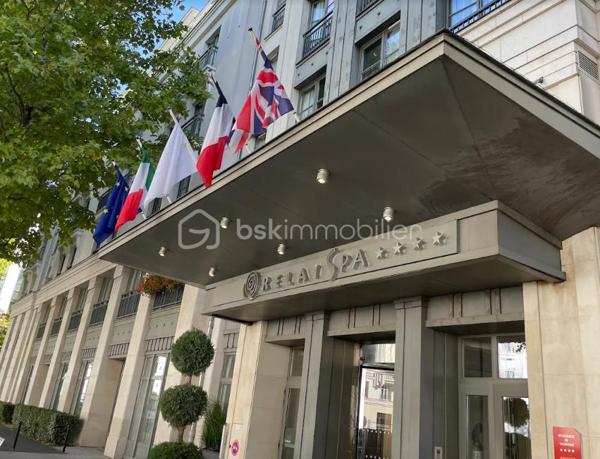 *** STUDIO - SPECIAL INVESTISSEUR - RESIDENCE RELAIS SPA VAL D'EUROPE ***

à Chessy, à seulement quelques minutes à pied des parcs Disneyland Paris, du centre commercial Val d'Europe et à quelques minutes à pied de la gare RER A Val d'Europe (accès direct à Paris), je vous propose cet appartement type studio, au sein d'une résidence de tourisme.
Appartement type studio de 23 m² meublé et équipé / tout confort.

Que le bien soit occupé ou non vous percevrez vos loyers dès l'acquisition : produit idéal grâce à une rentabilité sécurisée par des loyers stables.
Exonération d'impôt sur vos revenus locatifs.

• Loyers annuels HT perçus en 2025 : 5 355 €

• Gestionnaire : Réside Etudes

L'établissement Relais Spa Val d'Europe propose une offre de services complète : accueil, espace bien-être avec spa et piscine intérieure, salle de fitness, petit-déjeuner, restaurant, Wi-Fi, parking et services hôteliers.

Vous désirez en savoir plus ?

Contactez-moi pour programmer une visite !
07 67 58 87 50
