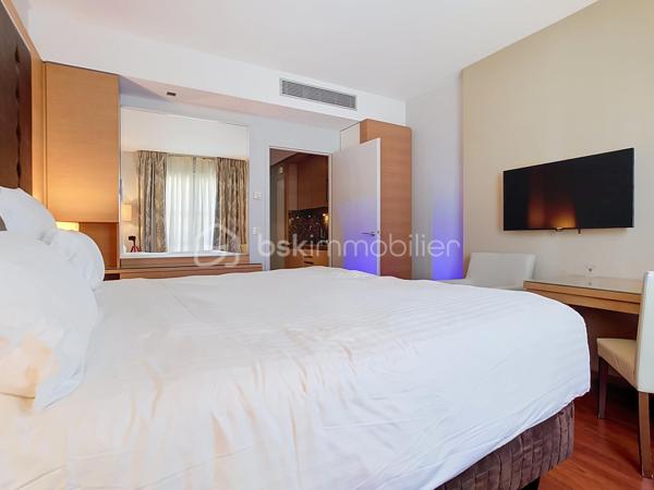 *** STUDIO - SPECIAL INVESTISSEUR - RESIDENCE RELAIS SPA VAL D'EUROPE ***

à Chessy, à seulement quelques minutes à pied des parcs Disneyland Paris, du centre commercial Val d'Europe et à quelques minutes à pied de la gare RER A Val d'Europe (accès direct à Paris), je vous propose cet appartement type studio, au sein d'une résidence de tourisme.
Appartement type studio de 23 m² meublé et équipé / tout confort.

Que le bien soit occupé ou non vous percevrez vos loyers dès l'acquisition : produit idéal grâce à une rentabilité sécurisée par des loyers stables.
Exonération d'impôt sur vos revenus locatifs.

• Loyers annuels HT perçus en 2025 : 5 355 €

• Gestionnaire : Réside Etudes

L'établissement Relais Spa Val d'Europe propose une offre de services complète : accueil, espace bien-être avec spa et piscine intérieure, salle de fitness, petit-déjeuner, restaurant, Wi-Fi, parking et services hôteliers.

Vous désirez en savoir plus ?

Contactez-moi pour programmer une visite !
07 67 58 87 50