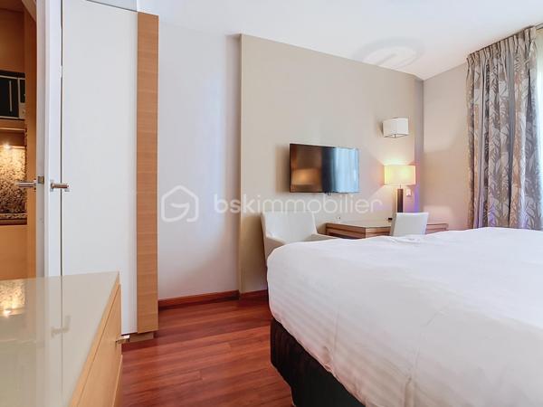 *** STUDIO - SPECIAL INVESTISSEUR - RESIDENCE RELAIS SPA VAL D'EUROPE ***

à Chessy, à seulement quelques minutes à pied des parcs Disneyland Paris, du centre commercial Val d'Europe et à quelques minutes à pied de la gare RER A Val d'Europe (accès direct à Paris), je vous propose cet appartement type studio, au sein d'une résidence de tourisme.
Appartement type studio de 23 m² meublé et équipé / tout confort.

Que le bien soit occupé ou non vous percevrez vos loyers dès l'acquisition : produit idéal grâce à une rentabilité sécurisée par des loyers stables.
Exonération d'impôt sur vos revenus locatifs.

• Loyers annuels HT perçus en 2025 : 5 355 €

• Gestionnaire : Réside Etudes

L'établissement Relais Spa Val d'Europe propose une offre de services complète : accueil, espace bien-être avec spa et piscine intérieure, salle de fitness, petit-déjeuner, restaurant, Wi-Fi, parking et services hôteliers.

Vous désirez en savoir plus ?

Contactez-moi pour programmer une visite !
07 67 58 87 50