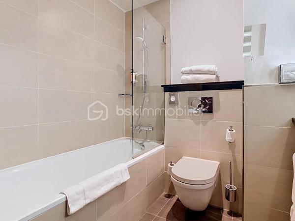 *** STUDIO - SPECIAL INVESTISSEUR - RESIDENCE RELAIS SPA VAL D'EUROPE ***

à Chessy, à seulement quelques minutes à pied des parcs Disneyland Paris, du centre commercial Val d'Europe et à quelques minutes à pied de la gare RER A Val d'Europe (accès direct à Paris), je vous propose cet appartement type studio, au sein d'une résidence de tourisme.
Appartement type studio de 23 m² meublé et équipé / tout confort.

Que le bien soit occupé ou non vous percevrez vos loyers dès l'acquisition : produit idéal grâce à une rentabilité sécurisée par des loyers stables.
Exonération d'impôt sur vos revenus locatifs.

• Loyers annuels HT perçus en 2025 : 5 355 €

• Gestionnaire : Réside Etudes

L'établissement Relais Spa Val d'Europe propose une offre de services complète : accueil, espace bien-être avec spa et piscine intérieure, salle de fitness, petit-déjeuner, restaurant, Wi-Fi, parking et services hôteliers.

Vous désirez en savoir plus ?

Contactez-moi pour programmer une visite !
07 67 58 87 50