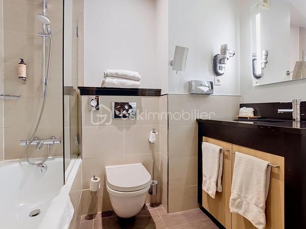 *** STUDIO - SPECIAL INVESTISSEUR - RESIDENCE RELAIS SPA VAL D'EUROPE ***

à Chessy, à seulement quelques minutes à pied des parcs Disneyland Paris, du centre commercial Val d'Europe et à quelques minutes à pied de la gare RER A Val d'Europe (accès direct à Paris), je vous propose cet appartement type studio, au sein d'une résidence de tourisme.
Appartement type studio de 23 m² meublé et équipé / tout confort.

Que le bien soit occupé ou non vous percevrez vos loyers dès l'acquisition : produit idéal grâce à une rentabilité sécurisée par des loyers stables.
Exonération d'impôt sur vos revenus locatifs.

• Loyers annuels HT perçus en 2025 : 5 355 €

• Gestionnaire : Réside Etudes

L'établissement Relais Spa Val d'Europe propose une offre de services complète : accueil, espace bien-être avec spa et piscine intérieure, salle de fitness, petit-déjeuner, restaurant, Wi-Fi, parking et services hôteliers.

Vous désirez en savoir plus ?

Contactez-moi pour programmer une visite !
07 67 58 87 50