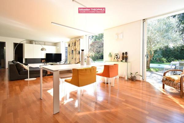 CHALLANS Maison d'architecte 206 m² de plain-pied avec piscine et jardin paysagé