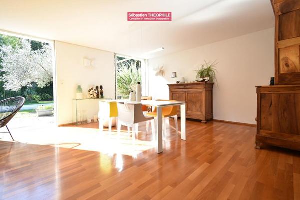 CHALLANS Maison d'architecte 206 m² de plain-pied avec piscine et jardin paysagé