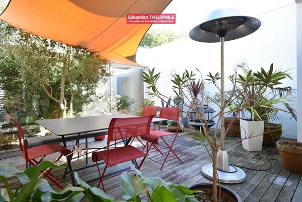 CHALLANS Maison d'architecte 206 m² de plain-pied avec piscine et jardin paysagé