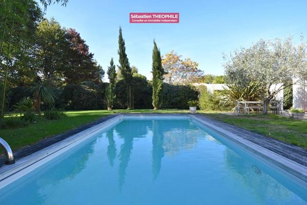 CHALLANS Maison d'architecte 206 m² de plain-pied avec piscine et jardin paysagé