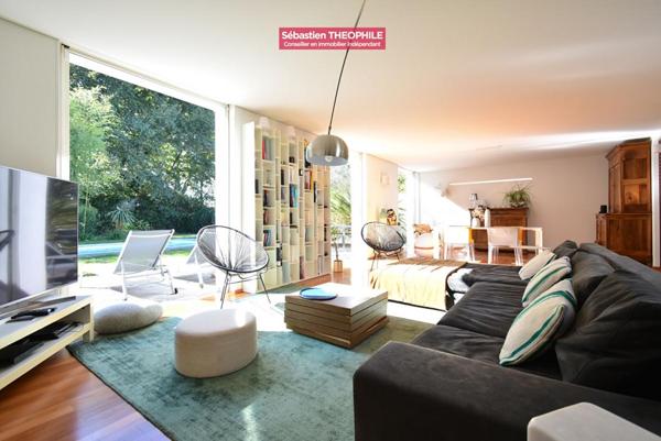 CHALLANS Maison d'architecte 206 m² de plain-pied avec piscine et jardin paysagé