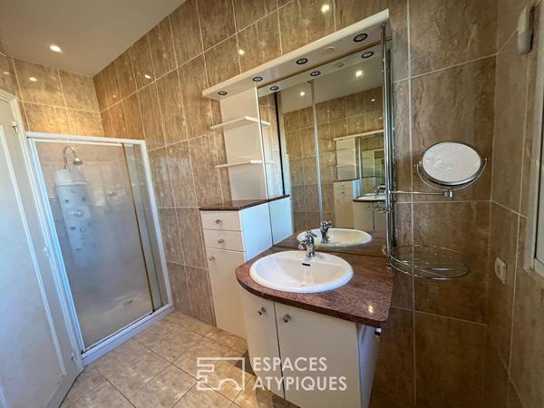Appartement avec toit terrasse à réinventer