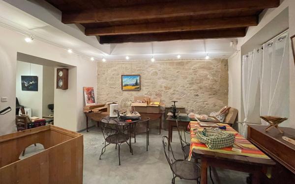 Immeuble à vendre    3 pièces • 151 m2 Saint-Donat-sur-l'Herbasse