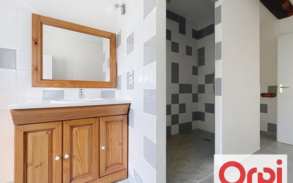 Immeuble à vendre    3 pièces • 151 m2 Saint-Donat-sur-l'Herbasse