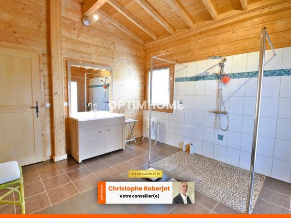Inédit et rare sur le département: Maison de 220m2 en bois massif sur 2610m2 de terrain clos de murs