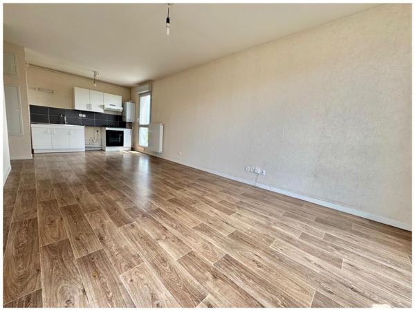 T3 balcon et place privative