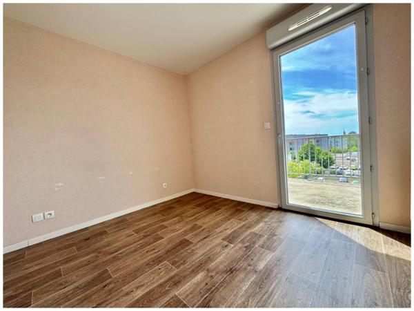 T3 balcon et place privative