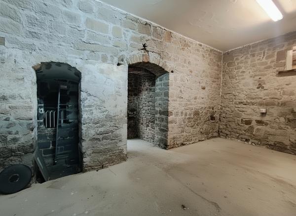 Belle grande cave saine