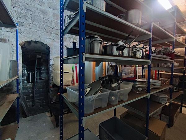 Belle grande cave saine