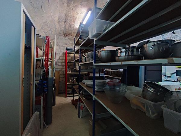 Belle grande cave saine