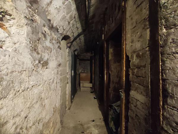 Belle grande cave saine