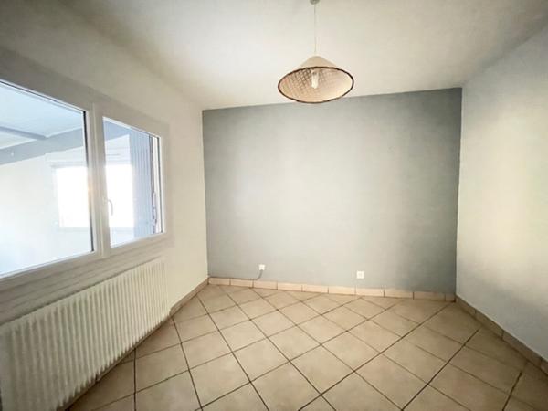 PESSAC - HAUT LEVEQUE - Maison 140m2 - Plain pied - 2ch - Bureau - Combles - Dependance - Terrain 1111 m2