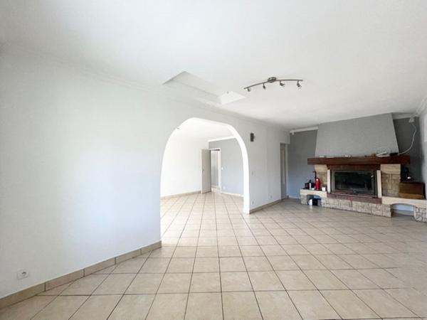 PESSAC - HAUT LEVEQUE - Maison 140m2 - Plain pied - 2ch - Bureau - Combles - Dependance - Terrain 1111 m2