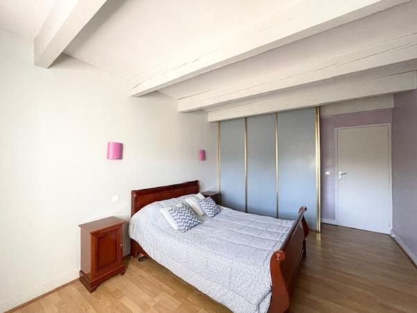 PESSAC - HAUT LEVEQUE - Maison 140m2 - Plain pied - 2ch - Bureau - Combles - Dependance - Terrain 1111 m2