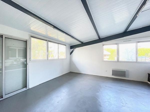 PESSAC - HAUT LEVEQUE - Maison 140m2 - Plain pied - 2ch - Bureau - Combles - Dependance - Terrain 1111 m2