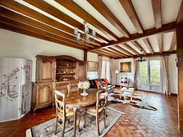 4 bedroom House, large garden, 2600m² plot, large garage, close to golf course