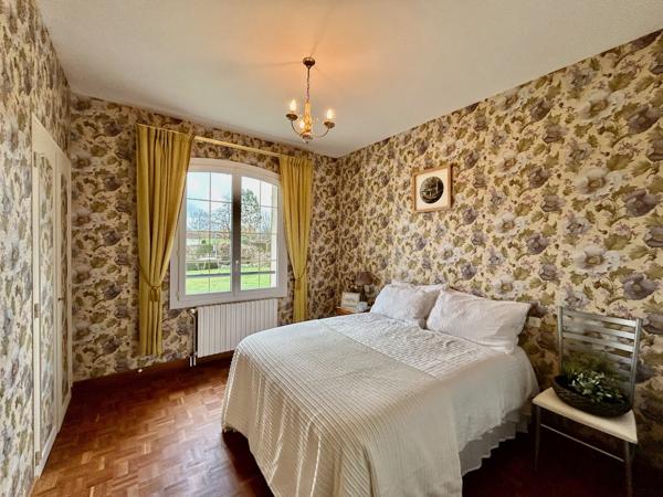 4 bedroom House, large garden, 2600m² plot, large garage, close to golf course