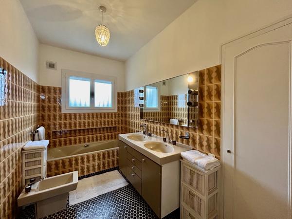 4 bedroom House, large garden, 2600m² plot, large garage, close to golf course