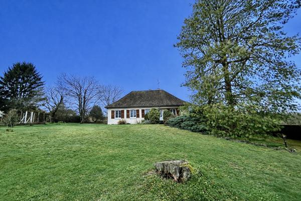 4 bedroom House, large garden, 2600m² plot, large garage, close to golf course