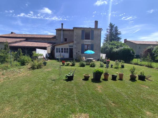 Joli cottage de 3 chambres avec grand jardin et grange, près de Civray