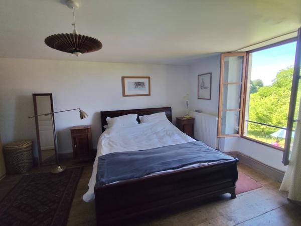 Joli cottage de 3 chambres avec grand jardin et grange, près de Civray