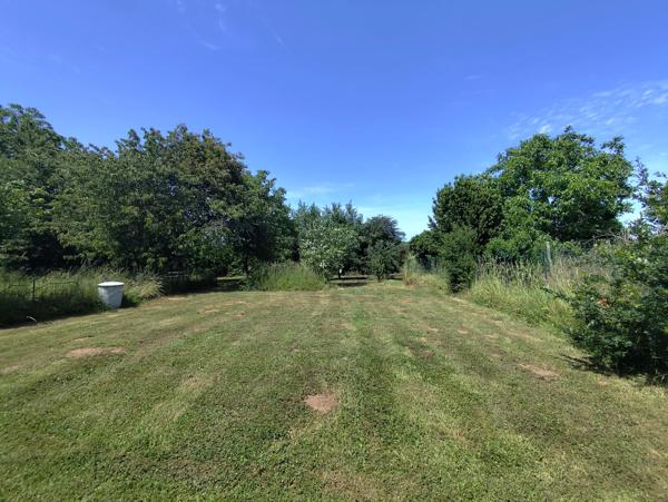 Joli cottage de 3 chambres avec grand jardin et grange, près de Civray
