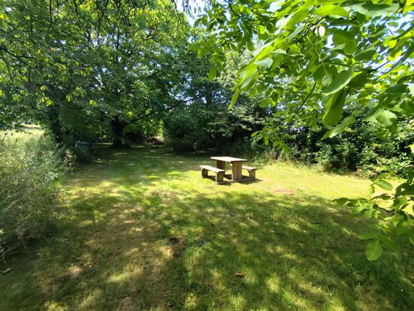 Joli cottage de 3 chambres avec grand jardin et grange, près de Civray