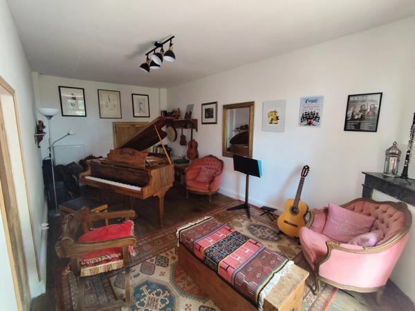 Joli cottage de 3 chambres avec grand jardin et grange, près de Civray