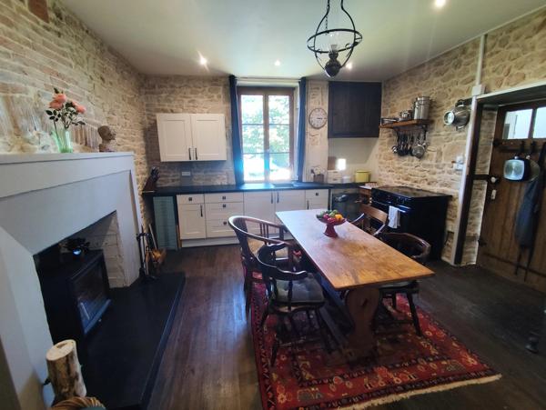 Joli cottage de 3 chambres avec grand jardin et grange, près de Civray