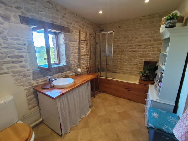 Joli cottage de 3 chambres avec grand jardin et grange, près de Civray