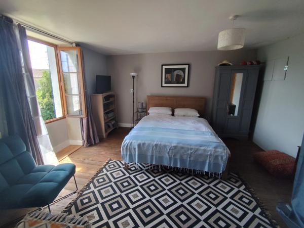 Joli cottage de 3 chambres avec grand jardin et grange, près de Civray