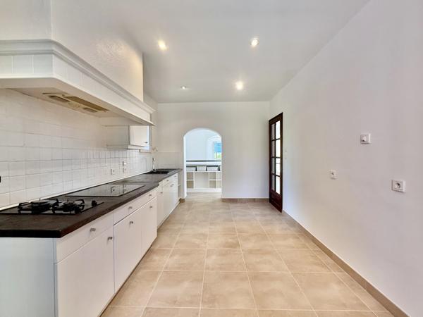 Élégante villa avec vues panoramiques, piscine et jardin méditerranéen – Limoux