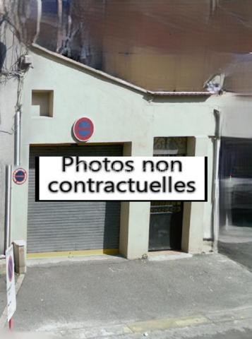 Actuellement compris sur une parcelle contenant une maison rénovée en fond de cour
Garage / Hangar constructible donnant sur rue, permis modificatif accordé. Il reste juste le bornage a effectuer pour la création du lot.
A 5 min du métro Croix de Chavaux, opportunité rare de construire une maison de ville d'environ 60/70m² en R+1 !!!