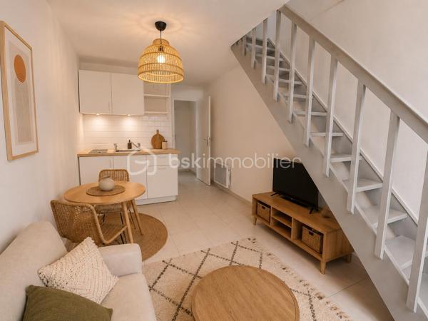 Mieux qu’un appartement ! 
En plein cœur du centre-ville de Dammartin-en-Goële, découvrez cette charmante maison de ville pleine de cachet !
Vous profiterez d’un agréable extérieur cosy, parfait pour vos moments de détente, ainsi que d’un garage et d’une buanderie offrant un vrai confort au quotidien.

Au 1er étage, découvrez une cuisine ouverte sur un séjour chaleureux crée un espace de vie convivial et lumineux, une salle d'eau avec wc.
Au 2 ème étage, une belle chambre vous attend dans une atmosphère calme et reposante.

Le tout situé au calme, tout en étant à proximité immédiate des commerces, écoles et commodités.
Une maison fonctionnelle et pleine de charme, offrant les avantages d’une maison sans les contraintes d'une copropriété !
idéale pour une première acquisition ou un investissement.
