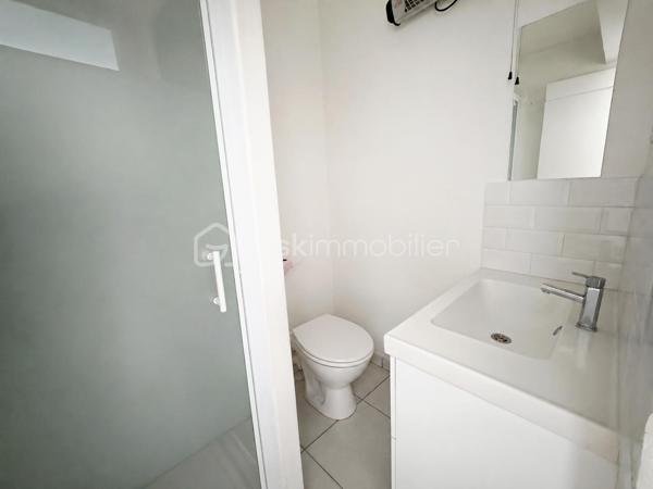 Mieux qu’un appartement ! 
En plein cœur du centre-ville de Dammartin-en-Goële, découvrez cette charmante maison de ville pleine de cachet !
Vous profiterez d’un agréable extérieur cosy, parfait pour vos moments de détente, ainsi que d’un garage et d’une buanderie offrant un vrai confort au quotidien.

Au 1er étage, découvrez une cuisine ouverte sur un séjour chaleureux crée un espace de vie convivial et lumineux, une salle d'eau avec wc.
Au 2 ème étage, une belle chambre vous attend dans une atmosphère calme et reposante.

Le tout situé au calme, tout en étant à proximité immédiate des commerces, écoles et commodités.
Une maison fonctionnelle et pleine de charme, offrant les avantages d’une maison sans les contraintes d'une copropriété !
idéale pour une première acquisition ou un investissement.