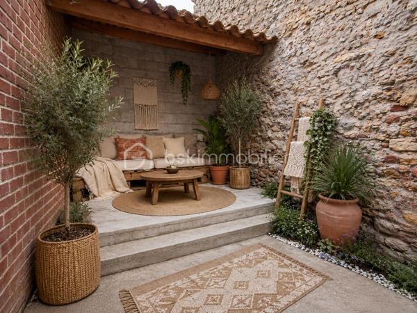 Mieux qu’un appartement ! 
En plein cœur du centre-ville de Dammartin-en-Goële, découvrez cette charmante maison de ville pleine de cachet !
Vous profiterez d’un agréable extérieur cosy, parfait pour vos moments de détente, ainsi que d’un garage et d’une buanderie offrant un vrai confort au quotidien.

Au 1er étage, découvrez une cuisine ouverte sur un séjour chaleureux crée un espace de vie convivial et lumineux, une salle d'eau avec wc.
Au 2 ème étage, une belle chambre vous attend dans une atmosphère calme et reposante.

Le tout situé au calme, tout en étant à proximité immédiate des commerces, écoles et commodités.
Une maison fonctionnelle et pleine de charme, offrant les avantages d’une maison sans les contraintes d'une copropriété !
idéale pour une première acquisition ou un investissement.