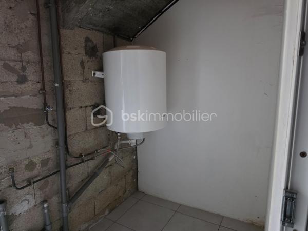 Mieux qu’un appartement ! 
En plein cœur du centre-ville de Dammartin-en-Goële, découvrez cette charmante maison de ville pleine de cachet !
Vous profiterez d’un agréable extérieur cosy, parfait pour vos moments de détente, ainsi que d’un garage et d’une buanderie offrant un vrai confort au quotidien.

Au 1er étage, découvrez une cuisine ouverte sur un séjour chaleureux crée un espace de vie convivial et lumineux, une salle d'eau avec wc.
Au 2 ème étage, une belle chambre vous attend dans une atmosphère calme et reposante.

Le tout situé au calme, tout en étant à proximité immédiate des commerces, écoles et commodités.
Une maison fonctionnelle et pleine de charme, offrant les avantages d’une maison sans les contraintes d'une copropriété !
idéale pour une première acquisition ou un investissement.