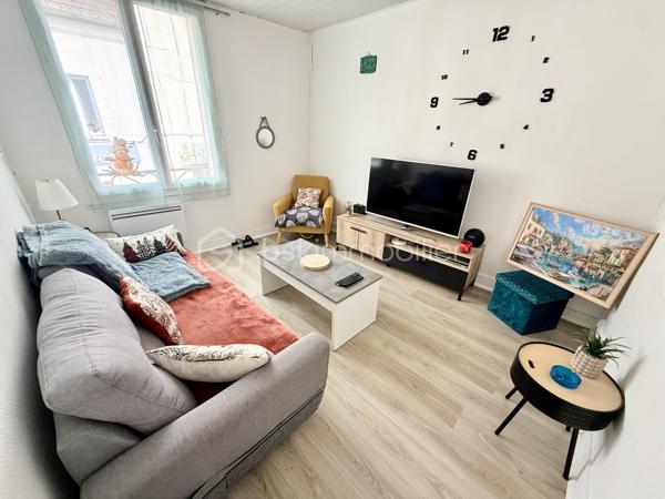 Sur la commune de Marines, en centre-ville, venez découvrir cet ensemble immobilier:
- Pour commencer, il se compose d'un local commercial (actuellement loué).
- A cela s'ajoute un appartement de Type Studio (environ 23m²) composé d'une cuisine, d'un espace séjour, d'une chambre, d'un WC indépendant ainsi que d'une salle d'eau. Celui-ci est également loué.
- Enfin, un appartement de 70m² environ composé d'une cuisine, d'un salon, d'une salle de bain avec WC et d'une chambre sur le même niveau. L'étage de celui-ci faisant actuellement office de 2 chambres supplémentaires. Ce dernier est loué lui aussi.
Le tout avec une petite cour accessible à tous.

Les lots sont tous loués (avec des locataires différents) et génèrent un revenu mensuel de 2070€ (Soit un revenu annuel de 24 840€).
Bien idéal investisseur.

Une visite? N'attendez plus!