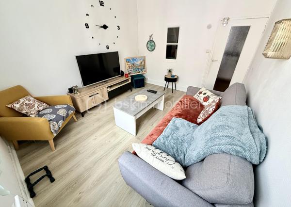 Sur la commune de Marines, en centre-ville, venez découvrir cet ensemble immobilier:
- Pour commencer, il se compose d'un local commercial (actuellement loué).
- A cela s'ajoute un appartement de Type Studio (environ 23m²) composé d'une cuisine, d'un espace séjour, d'une chambre, d'un WC indépendant ainsi que d'une salle d'eau. Celui-ci est également loué.
- Enfin, un appartement de 70m² environ composé d'une cuisine, d'un salon, d'une salle de bain avec WC et d'une chambre sur le même niveau. L'étage de celui-ci faisant actuellement office de 2 chambres supplémentaires. Ce dernier est loué lui aussi.
Le tout avec une petite cour accessible à tous.

Les lots sont tous loués (avec des locataires différents) et génèrent un revenu mensuel de 2070€ (Soit un revenu annuel de 24 840€).
Bien idéal investisseur.

Une visite? N'attendez plus!
