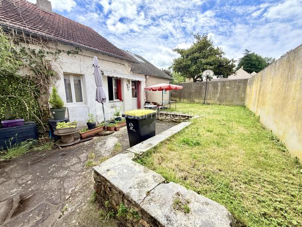 Sur la commune de Marines, en centre-ville, venez découvrir cet ensemble immobilier:
- Pour commencer, il se compose d'un local commercial (actuellement loué).
- A cela s'ajoute un appartement de Type Studio (environ 23m²) composé d'une cuisine, d'un espace séjour, d'une chambre, d'un WC indépendant ainsi que d'une salle d'eau. Celui-ci est également loué.
- Enfin, un appartement de 70m² environ composé d'une cuisine, d'un salon, d'une salle de bain avec WC et d'une chambre sur le même niveau. L'étage de celui-ci faisant actuellement office de 2 chambres supplémentaires. Ce dernier est loué lui aussi.
Le tout avec une petite cour accessible à tous.

Les lots sont tous loués (avec des locataires différents) et génèrent un revenu mensuel de 2070€ (Soit un revenu annuel de 24 840€).
Bien idéal investisseur.

Une visite? N'attendez plus!