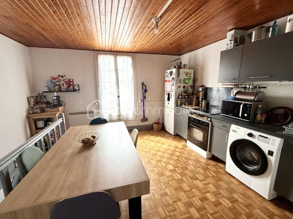Sur la commune de Marines, en centre-ville, venez découvrir cet ensemble immobilier:
- Pour commencer, il se compose d'un local commercial (actuellement loué).
- A cela s'ajoute un appartement de Type Studio (environ 23m²) composé d'une cuisine, d'un espace séjour, d'une chambre, d'un WC indépendant ainsi que d'une salle d'eau. Celui-ci est également loué.
- Enfin, un appartement de 70m² environ composé d'une cuisine, d'un salon, d'une salle de bain avec WC et d'une chambre sur le même niveau. L'étage de celui-ci faisant actuellement office de 2 chambres supplémentaires. Ce dernier est loué lui aussi.
Le tout avec une petite cour accessible à tous.

Les lots sont tous loués (avec des locataires différents) et génèrent un revenu mensuel de 2070€ (Soit un revenu annuel de 24 840€).
Bien idéal investisseur.

Une visite? N'attendez plus!