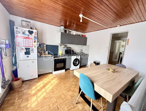 Sur la commune de Marines, en centre-ville, venez découvrir cet ensemble immobilier:
- Pour commencer, il se compose d'un local commercial (actuellement loué).
- A cela s'ajoute un appartement de Type Studio (environ 23m²) composé d'une cuisine, d'un espace séjour, d'une chambre, d'un WC indépendant ainsi que d'une salle d'eau. Celui-ci est également loué.
- Enfin, un appartement de 70m² environ composé d'une cuisine, d'un salon, d'une salle de bain avec WC et d'une chambre sur le même niveau. L'étage de celui-ci faisant actuellement office de 2 chambres supplémentaires. Ce dernier est loué lui aussi.
Le tout avec une petite cour accessible à tous.

Les lots sont tous loués (avec des locataires différents) et génèrent un revenu mensuel de 2070€ (Soit un revenu annuel de 24 840€).
Bien idéal investisseur.

Une visite? N'attendez plus!