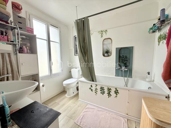 Sur la commune de Marines, en centre-ville, venez découvrir cet ensemble immobilier:
- Pour commencer, il se compose d'un local commercial (actuellement loué).
- A cela s'ajoute un appartement de Type Studio (environ 23m²) composé d'une cuisine, d'un espace séjour, d'une chambre, d'un WC indépendant ainsi que d'une salle d'eau. Celui-ci est également loué.
- Enfin, un appartement de 70m² environ composé d'une cuisine, d'un salon, d'une salle de bain avec WC et d'une chambre sur le même niveau. L'étage de celui-ci faisant actuellement office de 2 chambres supplémentaires. Ce dernier est loué lui aussi.
Le tout avec une petite cour accessible à tous.

Les lots sont tous loués (avec des locataires différents) et génèrent un revenu mensuel de 2070€ (Soit un revenu annuel de 24 840€).
Bien idéal investisseur.

Une visite? N'attendez plus!