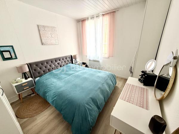 Sur la commune de Marines, en centre-ville, venez découvrir cet ensemble immobilier:
- Pour commencer, il se compose d'un local commercial (actuellement loué).
- A cela s'ajoute un appartement de Type Studio (environ 23m²) composé d'une cuisine, d'un espace séjour, d'une chambre, d'un WC indépendant ainsi que d'une salle d'eau. Celui-ci est également loué.
- Enfin, un appartement de 70m² environ composé d'une cuisine, d'un salon, d'une salle de bain avec WC et d'une chambre sur le même niveau. L'étage de celui-ci faisant actuellement office de 2 chambres supplémentaires. Ce dernier est loué lui aussi.
Le tout avec une petite cour accessible à tous.

Les lots sont tous loués (avec des locataires différents) et génèrent un revenu mensuel de 2070€ (Soit un revenu annuel de 24 840€).
Bien idéal investisseur.

Une visite? N'attendez plus!