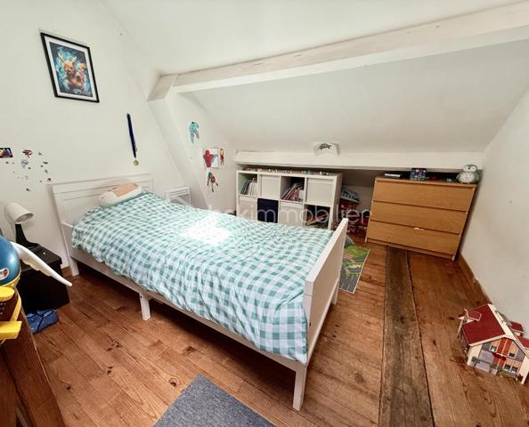Sur la commune de Marines, en centre-ville, venez découvrir cet ensemble immobilier:
- Pour commencer, il se compose d'un local commercial (actuellement loué).
- A cela s'ajoute un appartement de Type Studio (environ 23m²) composé d'une cuisine, d'un espace séjour, d'une chambre, d'un WC indépendant ainsi que d'une salle d'eau. Celui-ci est également loué.
- Enfin, un appartement de 70m² environ composé d'une cuisine, d'un salon, d'une salle de bain avec WC et d'une chambre sur le même niveau. L'étage de celui-ci faisant actuellement office de 2 chambres supplémentaires. Ce dernier est loué lui aussi.
Le tout avec une petite cour accessible à tous.

Les lots sont tous loués (avec des locataires différents) et génèrent un revenu mensuel de 2070€ (Soit un revenu annuel de 24 840€).
Bien idéal investisseur.

Une visite? N'attendez plus!